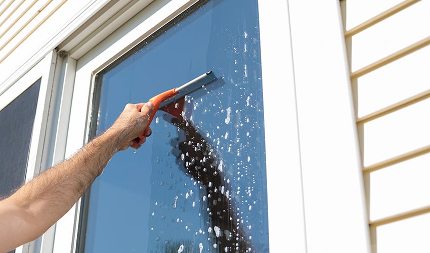 Featured image: NBR-FD_OUW_BestWindowCleaningFranchise_BlogHero_September_20190808 - The Best Window Cleaning Franchise Options Have These Perks