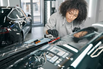 4 Benefits of Owning an Auto Glass Repair Business