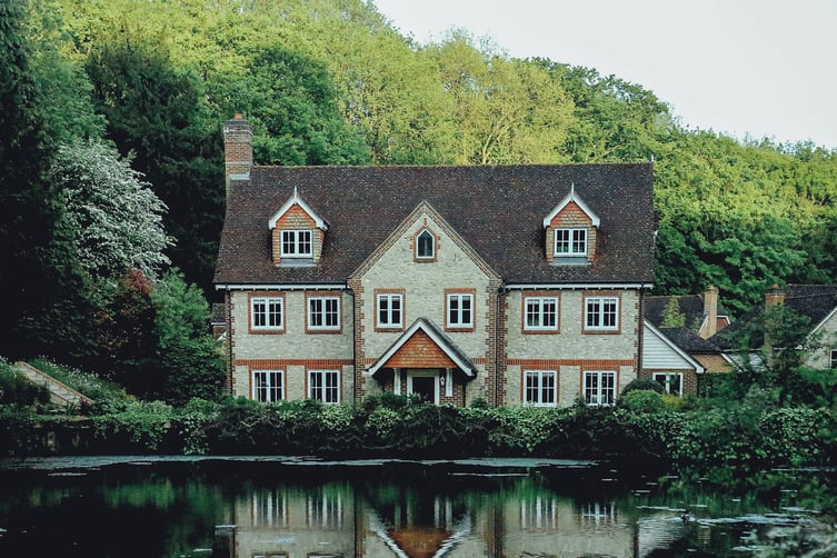 Featured image: house london evelyn-paris-95853-unsplash (1) - 3 Reasons the Home Service Industry Brings Job Satisfaction